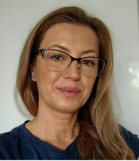 Psycholog, psychoterapeutka w trakcie szkolenia w nurcie poznawczo-behawioralnym (CBT). Wspieram osoby dorosłe zmagające się ze stresem zawodowym, kryzysami emocjonalnymi, obniżonym nastrojem, lękiem i wypaleniem. Pracuję w nurcie poznawczo-behawioralnym z dialogiem motywującym, zawsze z empatią i indywidualnym podejściem. Jestem członkiem Polskiego Towarzystwa Terapii Poznawczej i Behawioralnej.