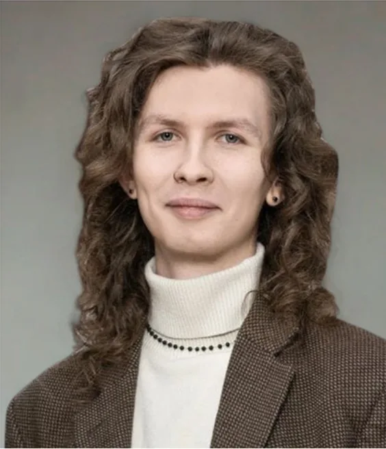 Psycholog w trakcie szkolenia z interwencji kryzysowej. Ukończył jednolite studia magisterskie na Uniwersytecie SWPS w Warszawie, gdzie kontynuuje edukację. Pracuje głównie z młodzieżą i młodymi dorosłymi wspierając w rozumieniu siebie i odnajdywaniu sposobów na odzyskanie równowagi i satysfakcji z życia.