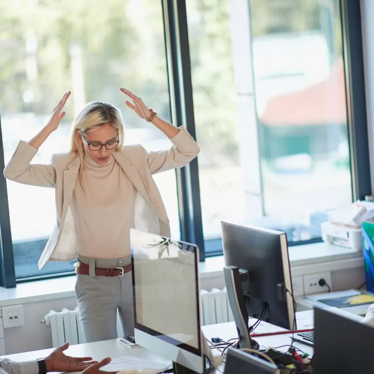 Kobieta w biurze odczuwa stres związany z sytuacją w pracy